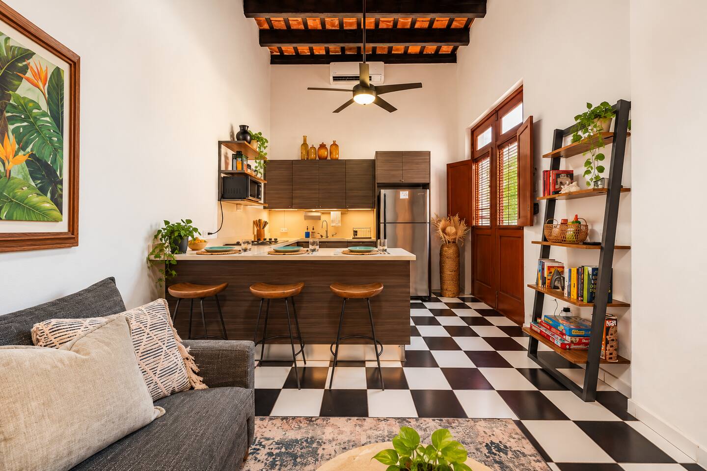 Your home base for good times in Old San Juan! Gather at the breakfast bar, enjoy game night with friends or family, or relax on the sofa. The open layout makes it easy to spend time together, whether cooking, chatting or planning your next adventure
