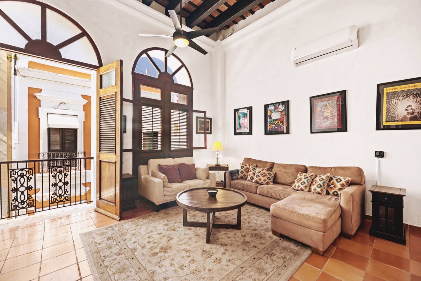 Historic 2BR~Walk Everywhere• Balconies • King Bed