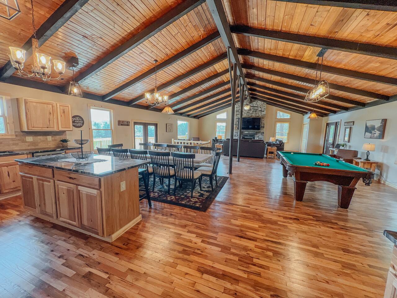 Spacious Lodge • 2 HotTubs • Fireplace • Sleeps 12