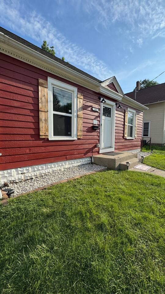 East Oakland Modern Stay Updated Lansing Home Near MSU and Downtown — 3
