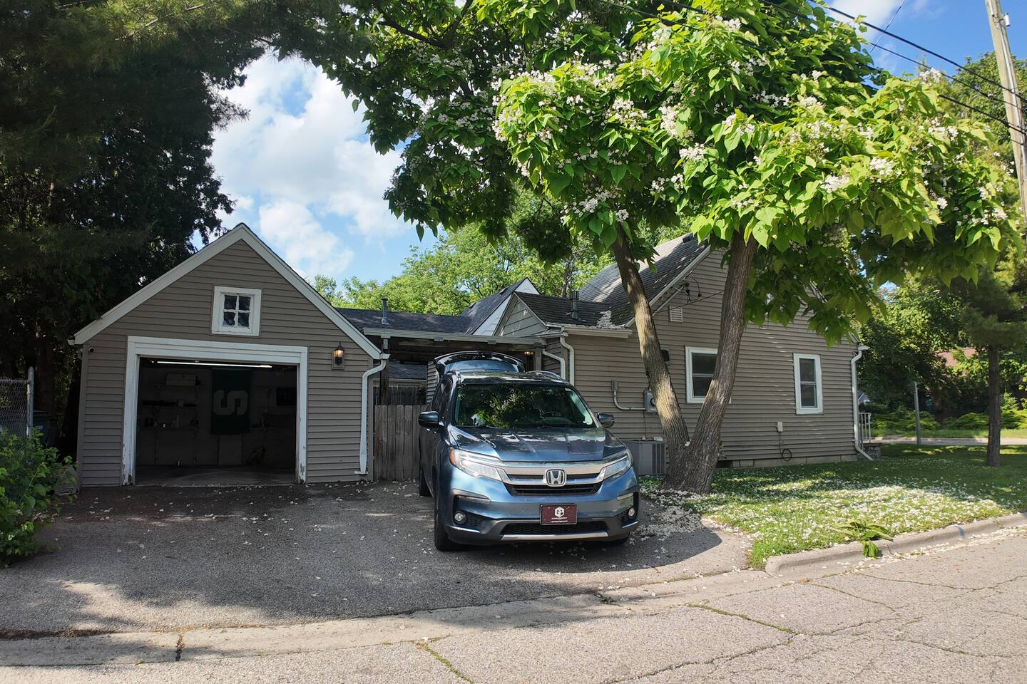 Spartan Campus House Walk to MSU Modern Two Bedroom Stay with Patio and Grill — 5