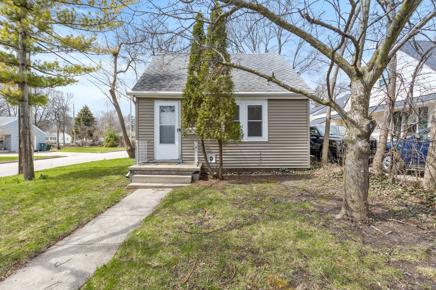 Spartan Campus House Walk to MSU Modern Two Bedroom Stay with Patio and Grill — 3