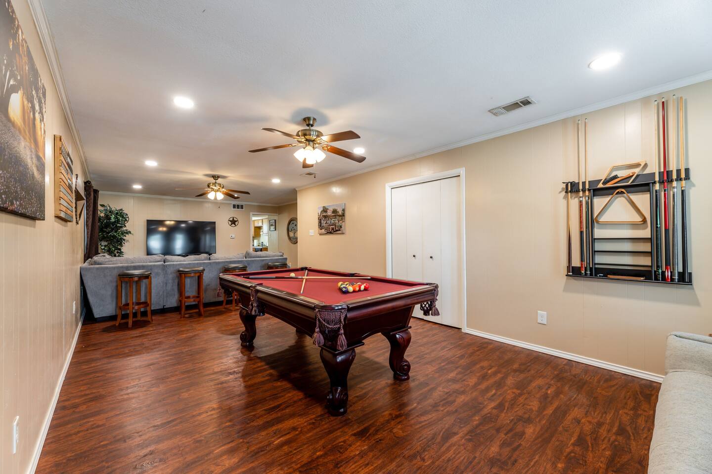 Pool Table, Fire Pit, BBQ | Walk to AT&T | 10ppl