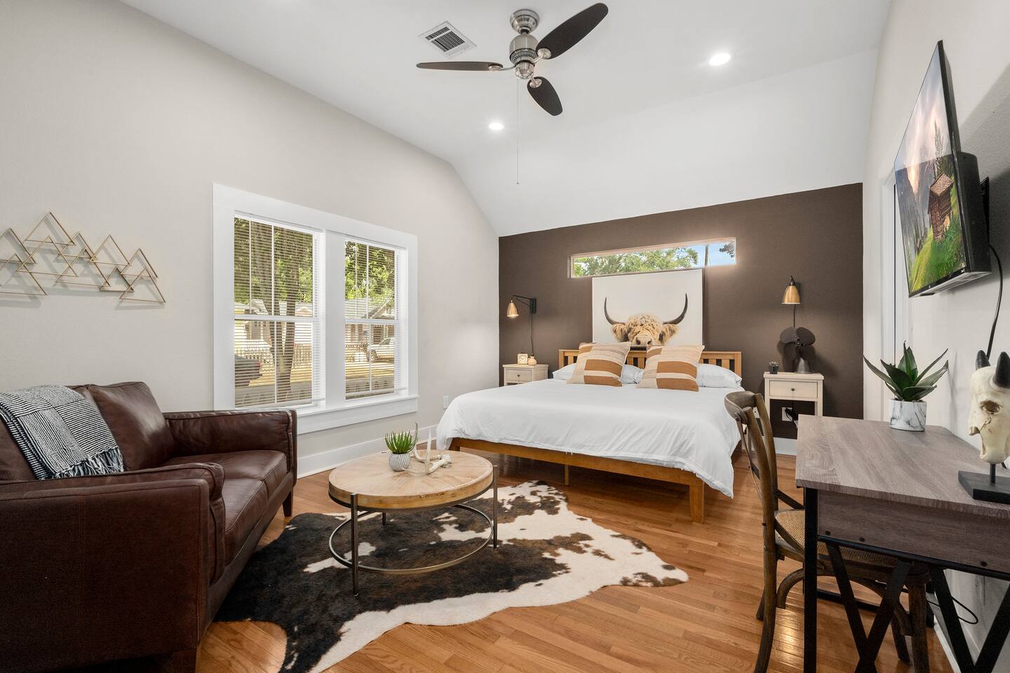 1930s Home, King bed,  sleeps 8, walk to Main St