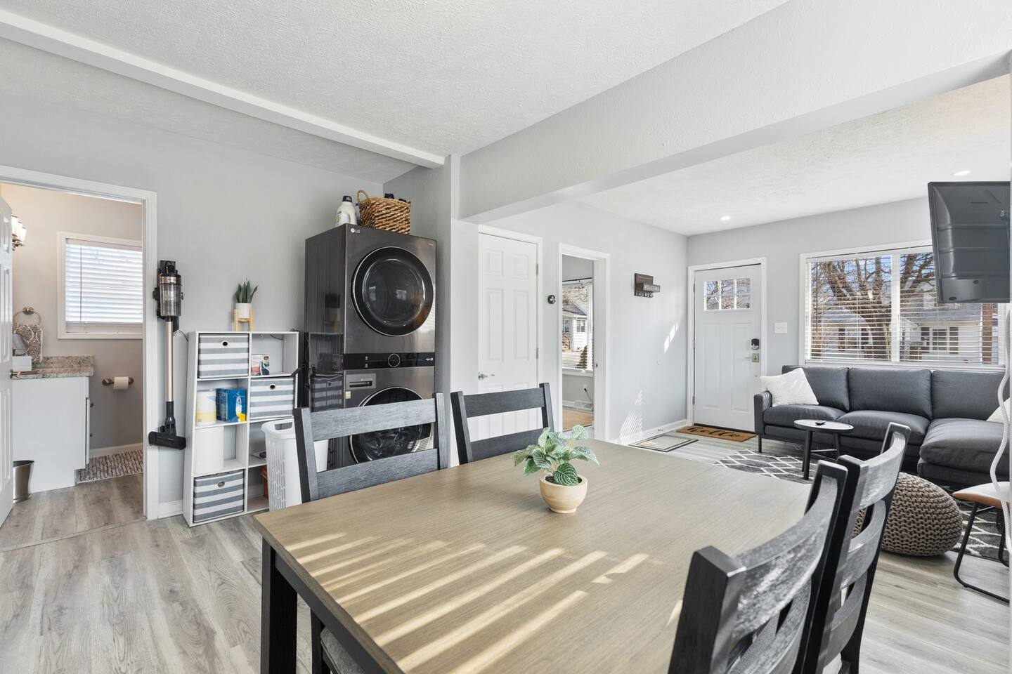 Dunlap Executive Home Long Stay Lansing Rental Near Hospitals and MSU — 2