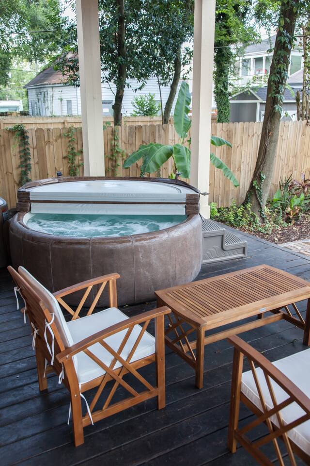 Secret Garden Studio w/ Hot Tub: Near Forsyth Park