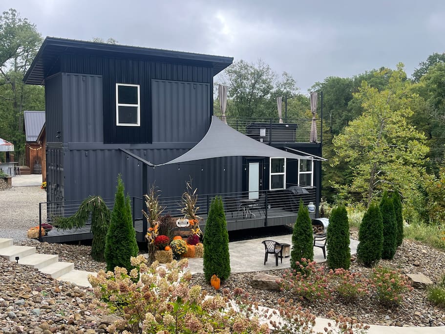 The Mahoning River Lodge Container with hot tub