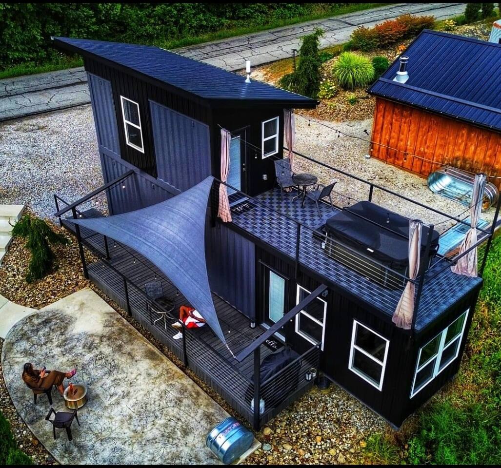 The Mahoning River Lodge Container with hot tub