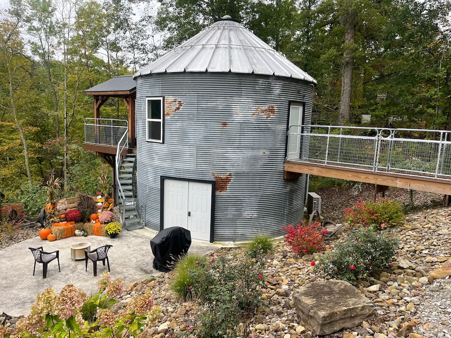 Mahoning River Lodge Unique Grain Bin w/ hot tub