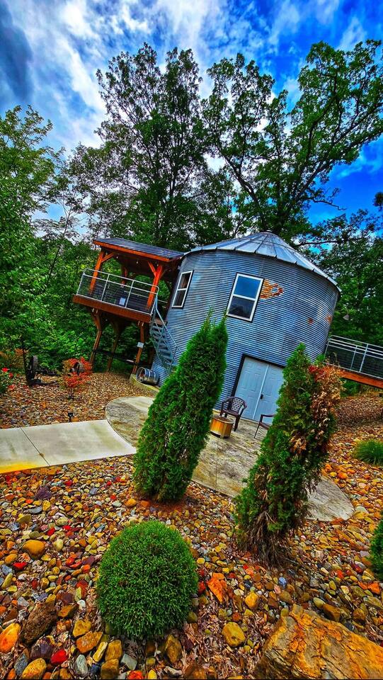 Mahoning River Lodge Unique Grain Bin w/ hot tub
