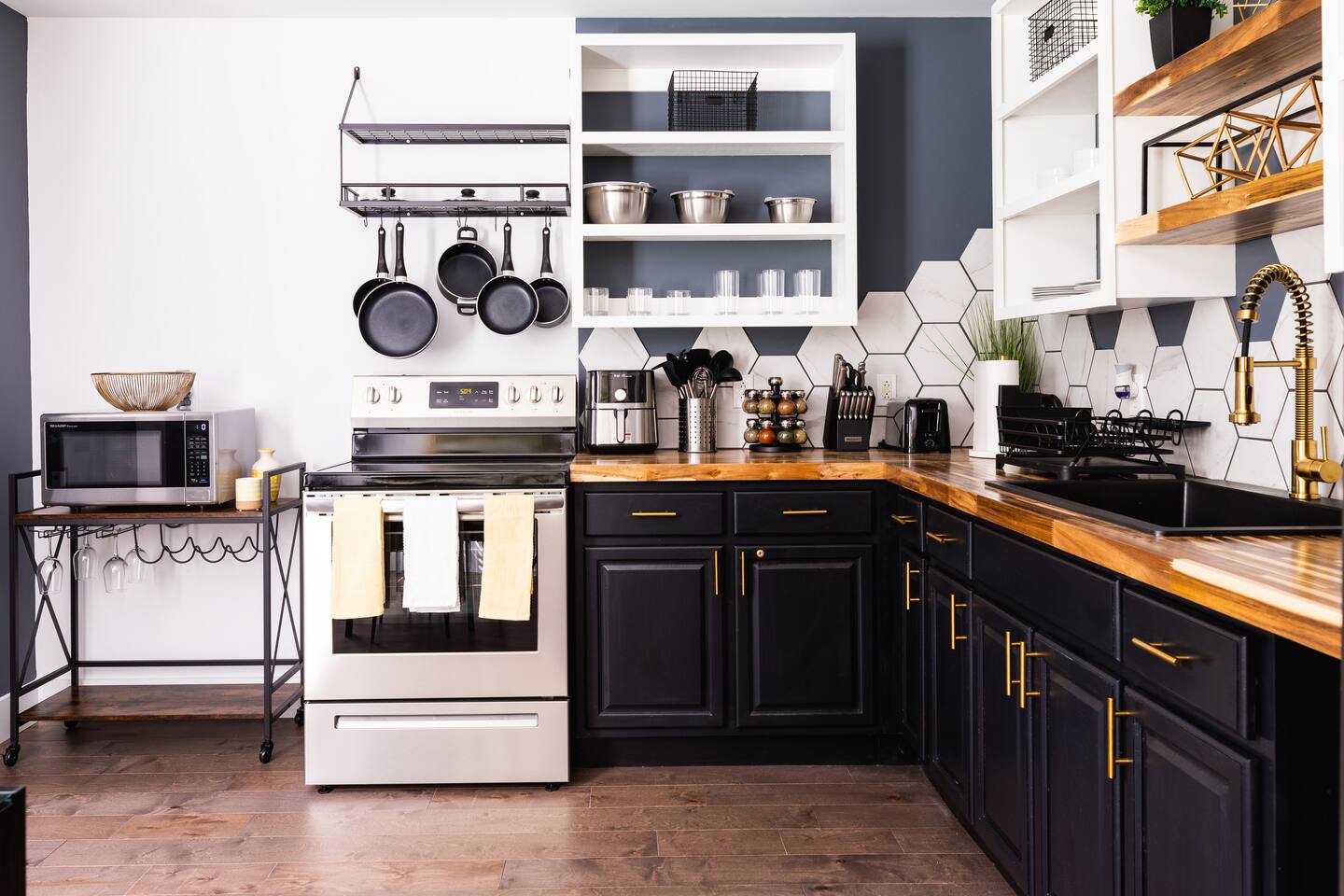 Serene hideaway river lodge