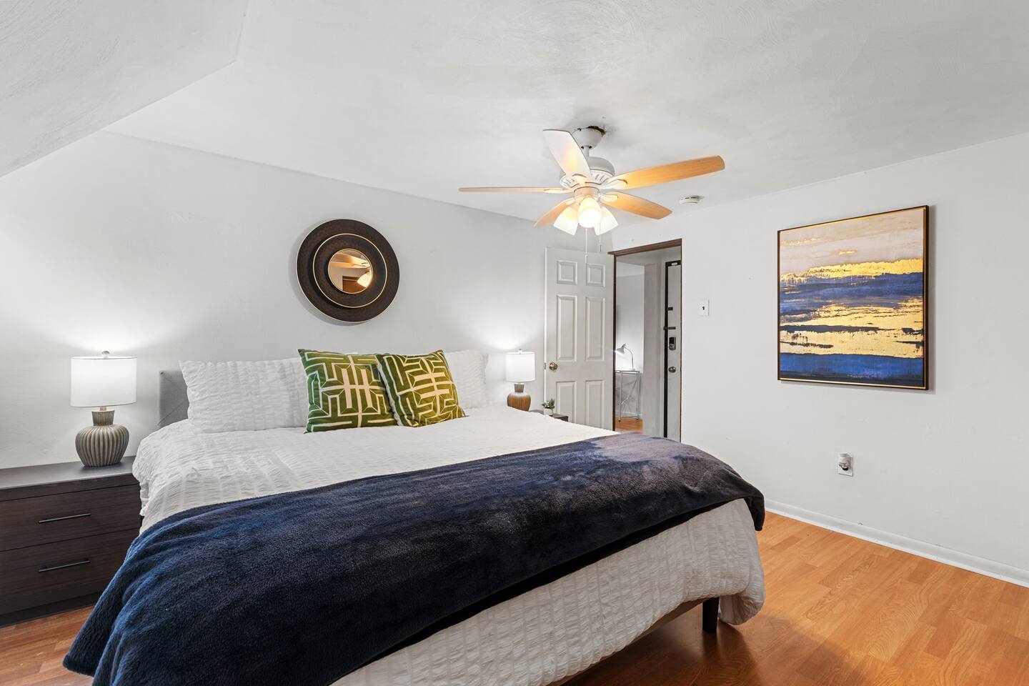 King BD, 500+MBPS WiFi, Free Parking