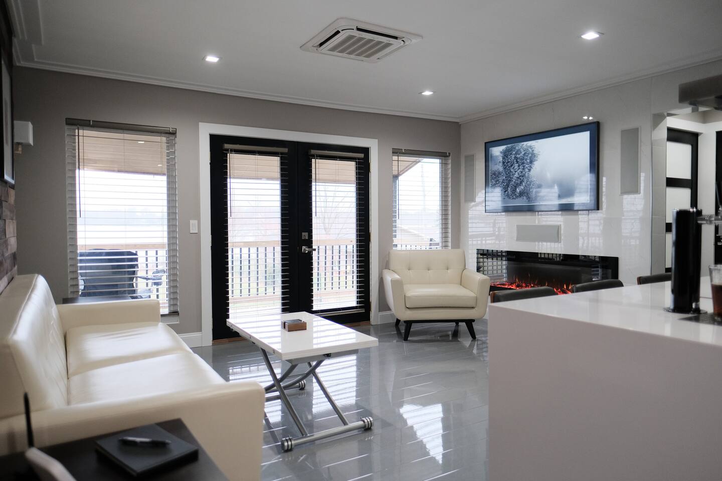 Stunning exec spa retreat w/panoramic lake views!