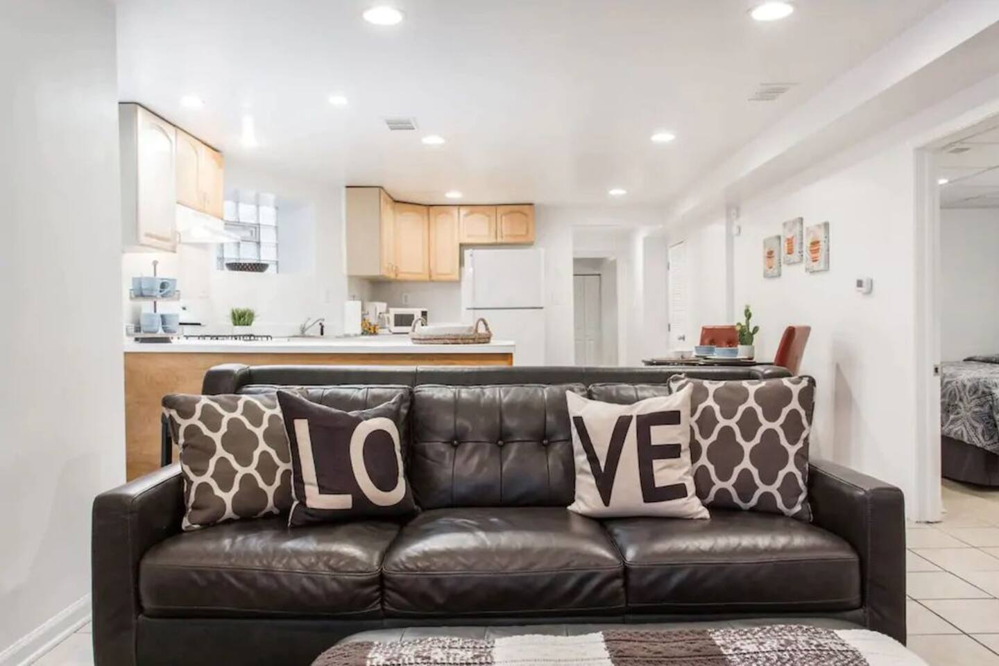 The Wrigleyville Garden- 200 Steps to Wrigley - Super Clean!