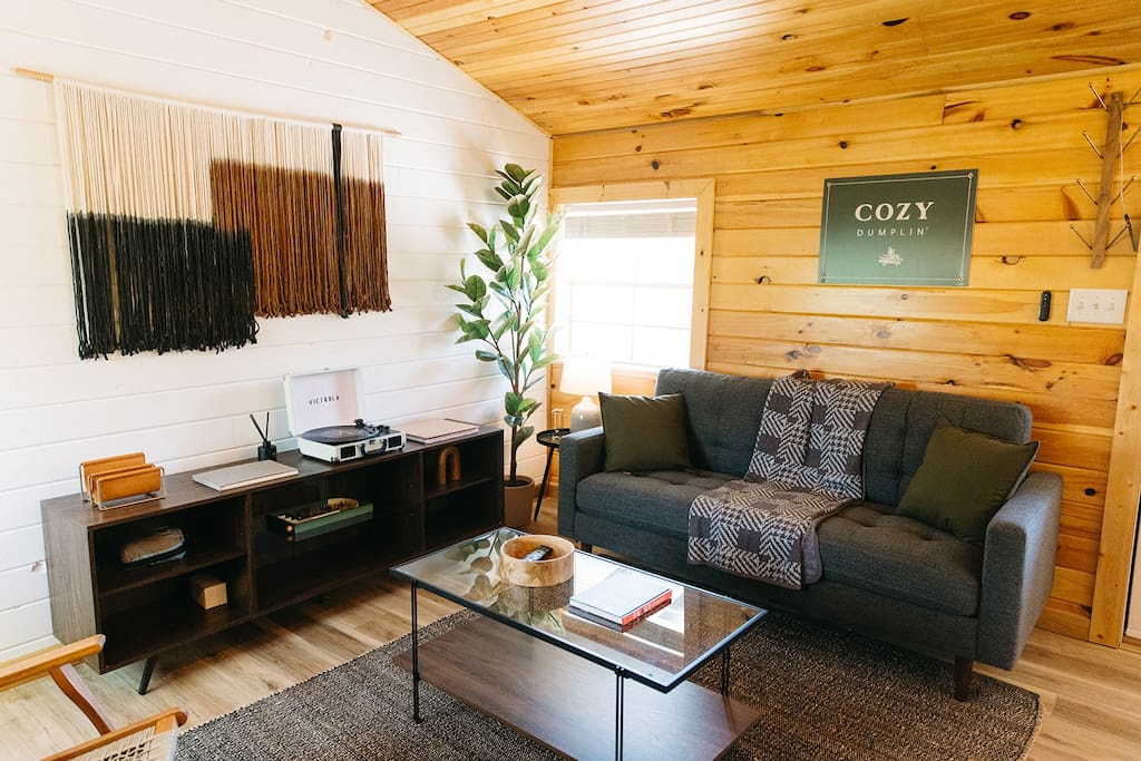 "Cozy Dumplin" - Warm & Modern Stay in RRG/Auxier