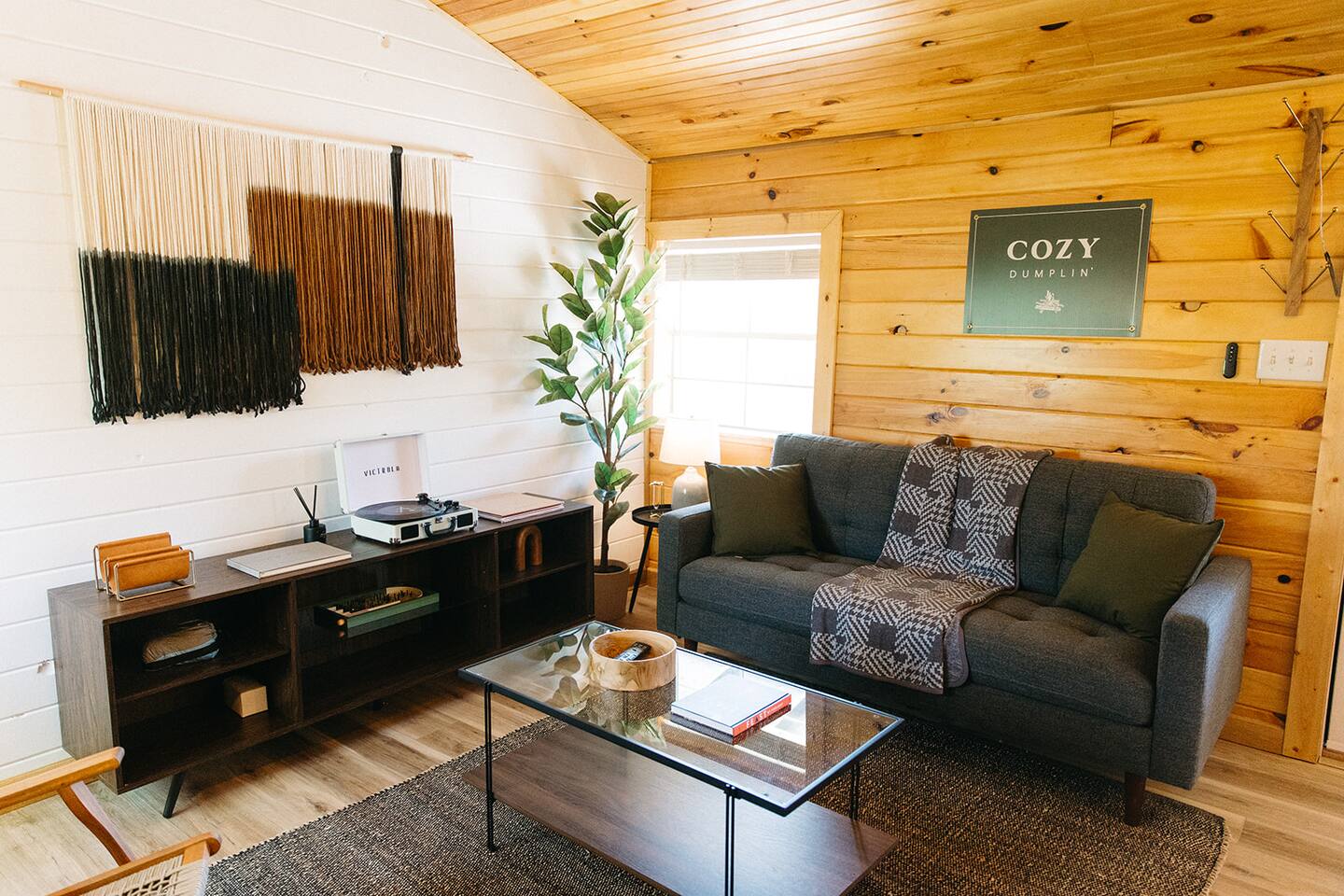 Warm & Cozy Stay| Near RRG Hiking | Firepit