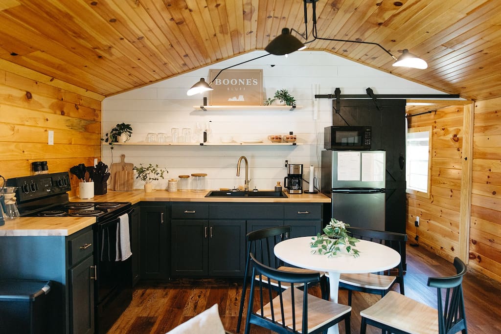 "Boone's Bluff" - Humble & Cozy Stay in RRG/Auxier