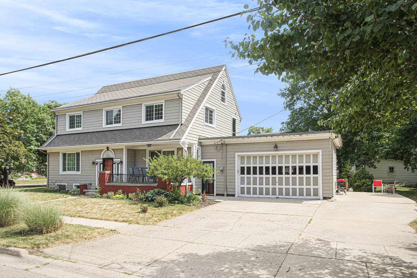 Sleeps 16+ • Spacious Home • Minutes from Kellogg