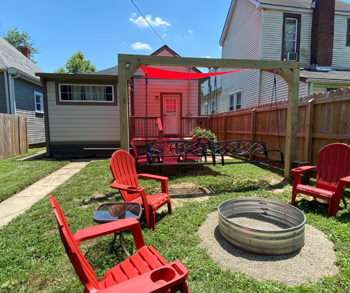 Sleeps 10 • Backyard & Fire Pit • Near Louisville