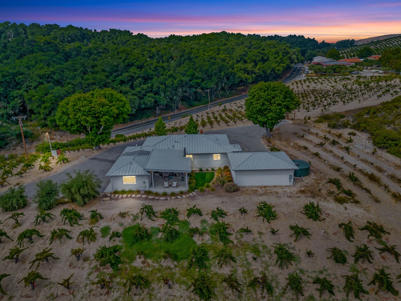 Old Vine House - 360 degree vineyard views!
