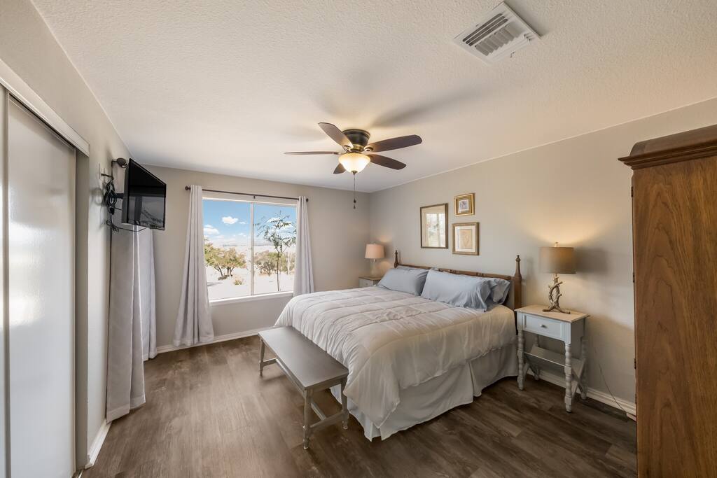 Canyon Lake Retreat! Boat Parking! Pool, King Bed!