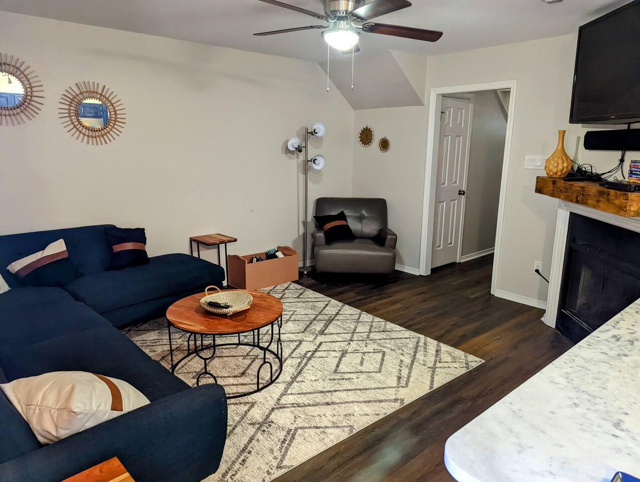 3 Bed Townhouse with King Bed Mins from Downtown