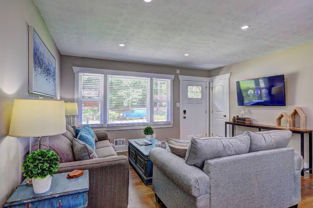 Perfect Work & Play Spot | Desk + High-Speed WiFi!