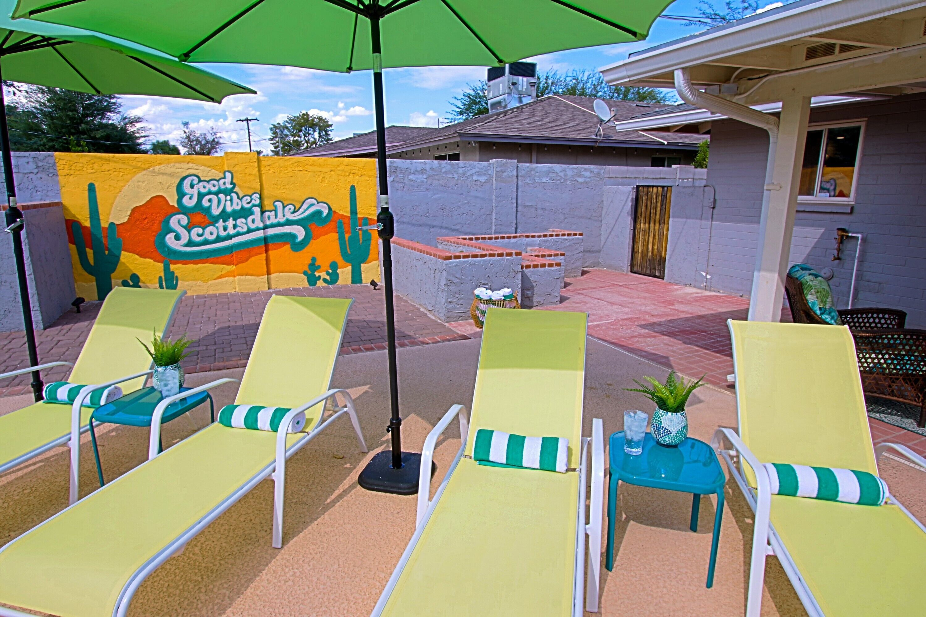 Cocktails by the pool, anyone? It's a great place for tanning and mural photos!