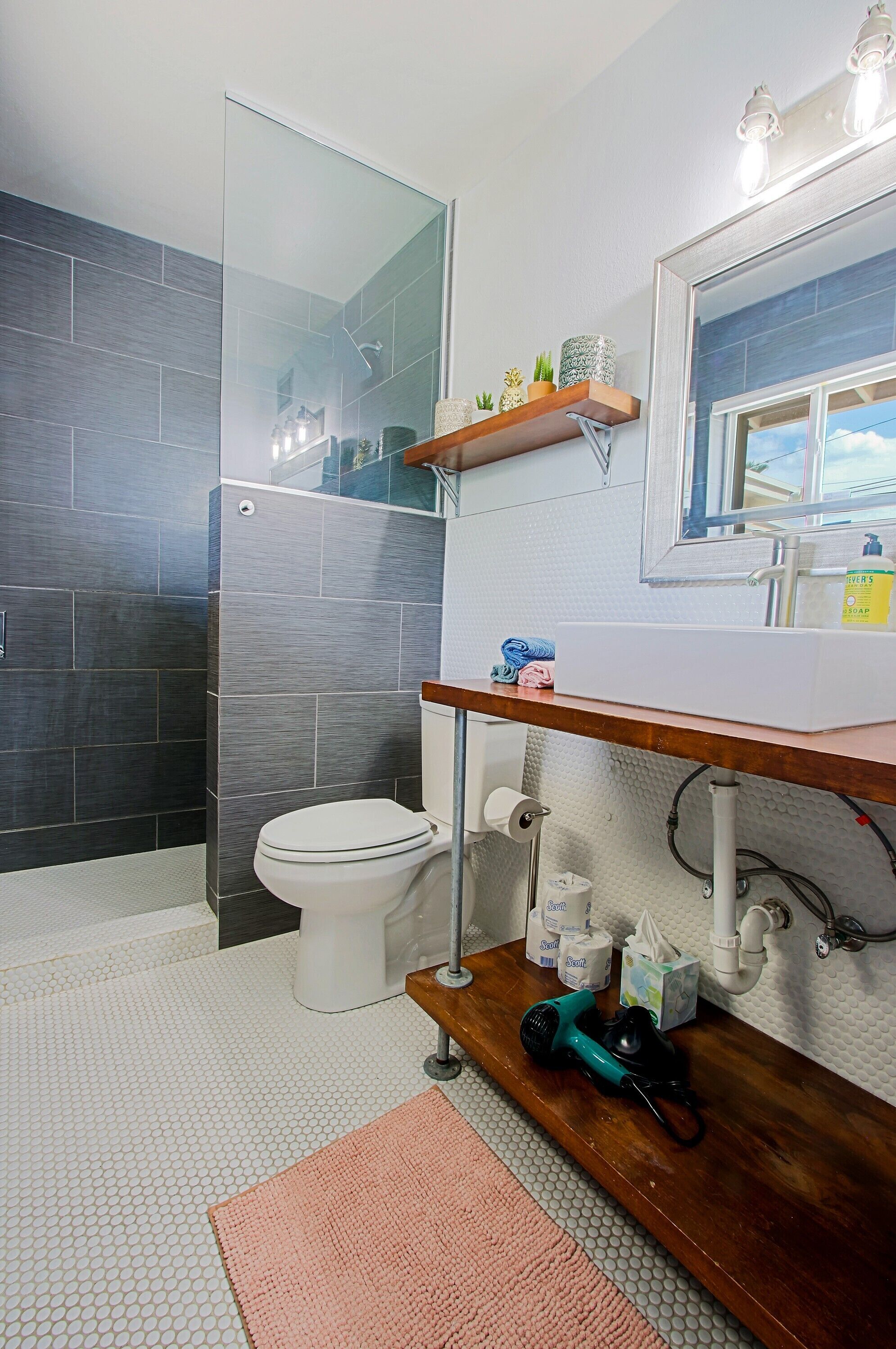 Stylish bath. Shampoo, body wash and conditioner provided. Hair dryers too!