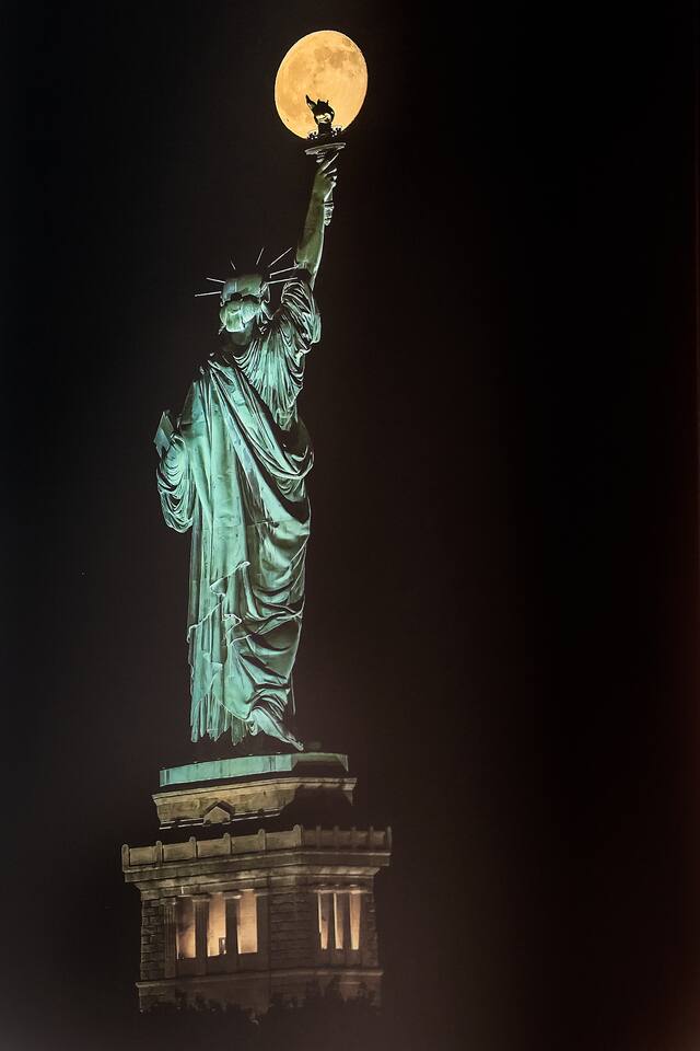 Custom artwork by artist Hua Zhu showcasing the beauty the Statue Of Liberty at nighttime.
