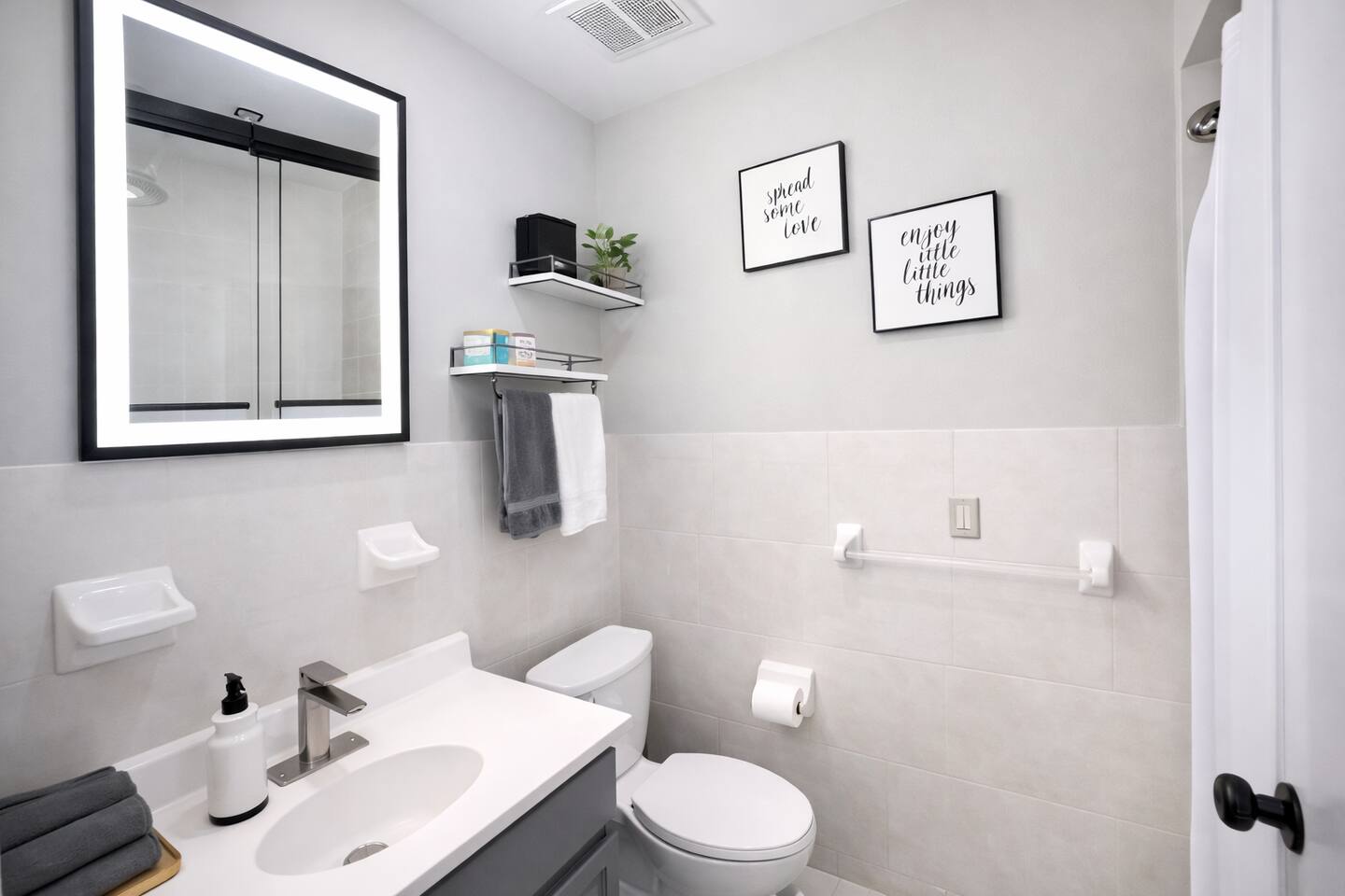 Enjoy this modern bathroom which includes all of the toiletries to make your stay as comfortable as possible.

Includes:
-  Modern LED mirror light.
-  Makeup Towels
-  Soaps
-  Hair Dryer
