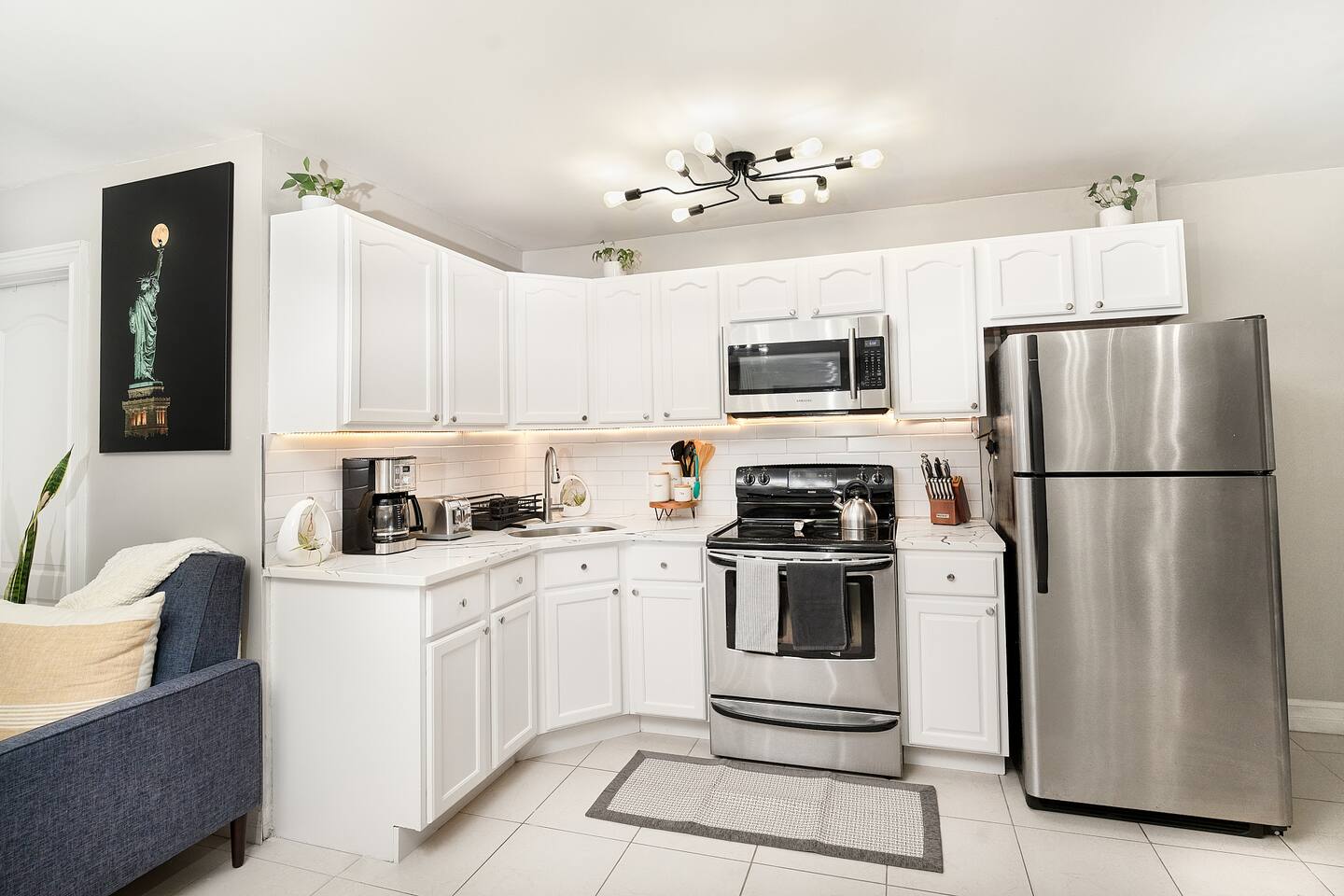 Full kitchen with everything you need to enjoy delicious meals

Includes:
- Pots, pans
- Coffee machine + French Press
- Cooking Essentials: salt, pepper, cooking oil spray,
- Plates, cups, mugs, utensils
- Wine glasses, bottle opener
- Tea pot