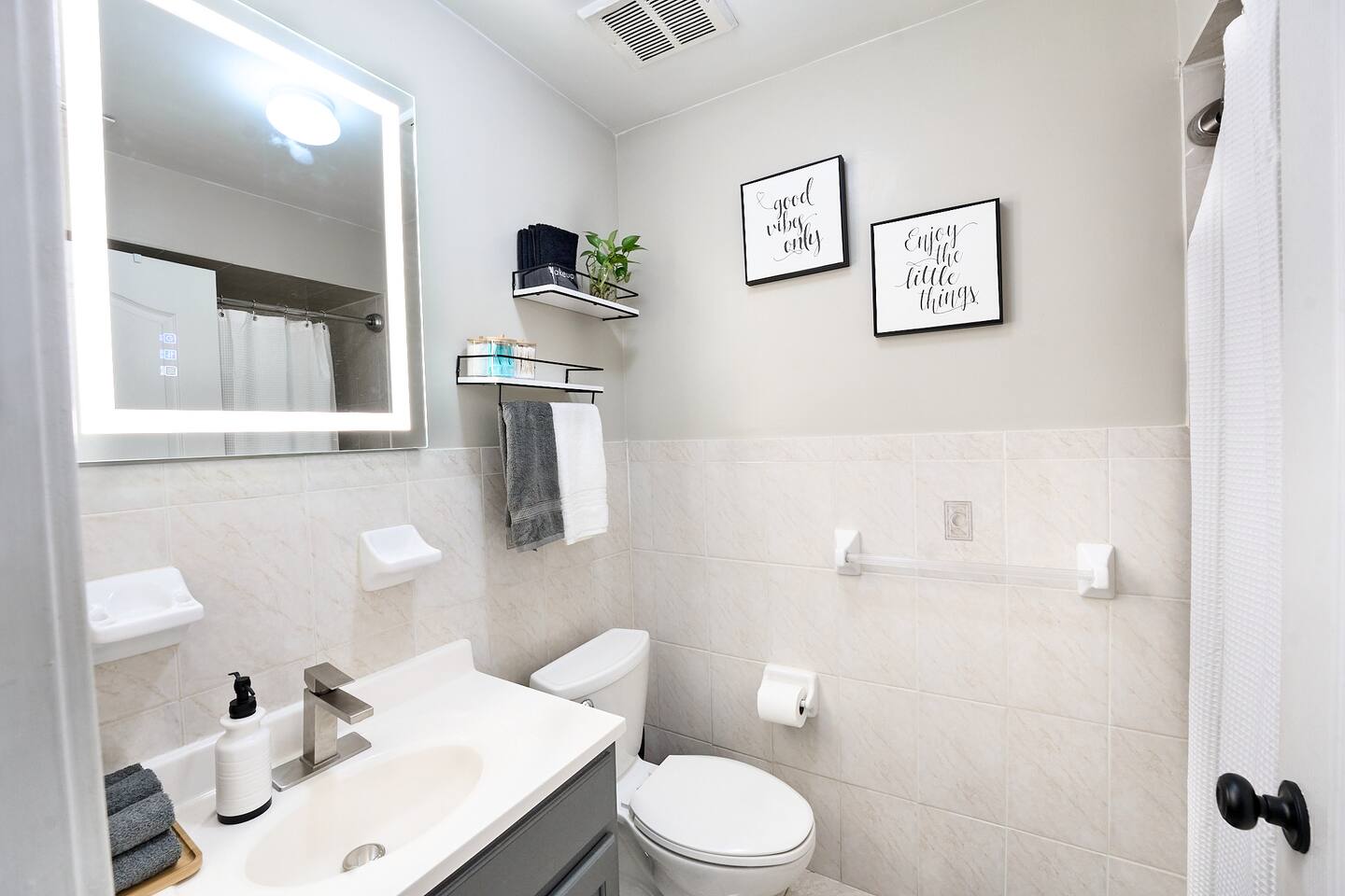 Enjoy this modern bathroom which includes all of the toiletries to make your stay as comfortable as possible.

Includes:
-  Modern LED mirror light.
-  Makeup Towels
-  Soaps
-  Hair Dryer