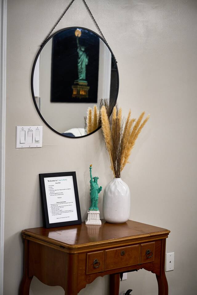 Statue of Liberty themed entrance table.

Features:
- House Rules
- Checkout instructions
- Wifi instructions