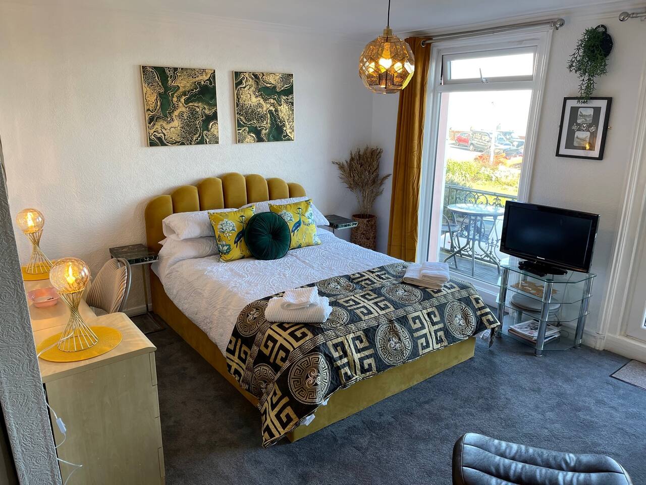 "The Elegance" Balcony Seafront Apartment