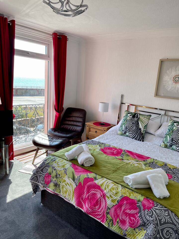"The Celebration" Balcony Seafront Apartment
