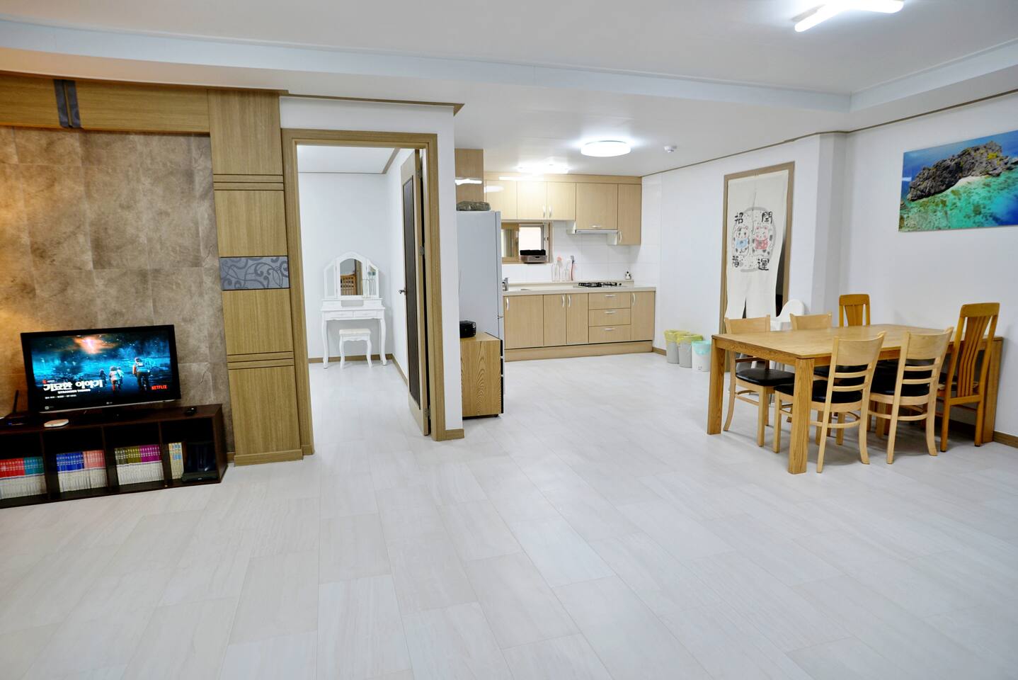 강릉 중앙시장 입구에 위치한 6인실 (2층)