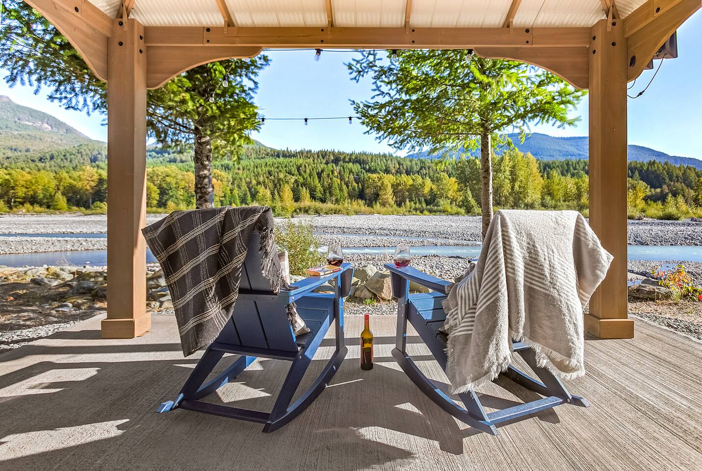 The River House- Riverfront Cabin-hot tub, gazebo!