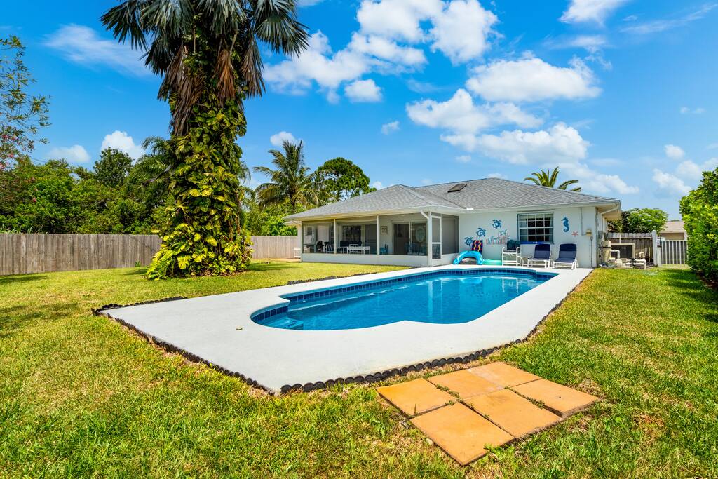 3/2 w Heated Salt Pool Getaway on Calusa
