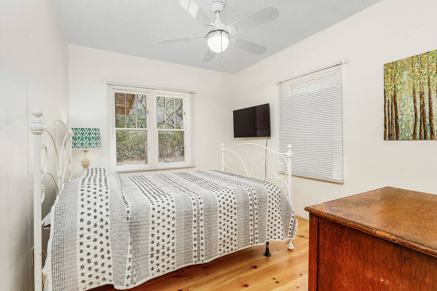 Comfy 2BR near U of A w/ Laundry + Parking