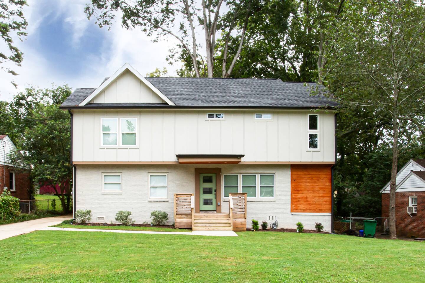 Peaceful Downtown with Massage Couch & Movie Room