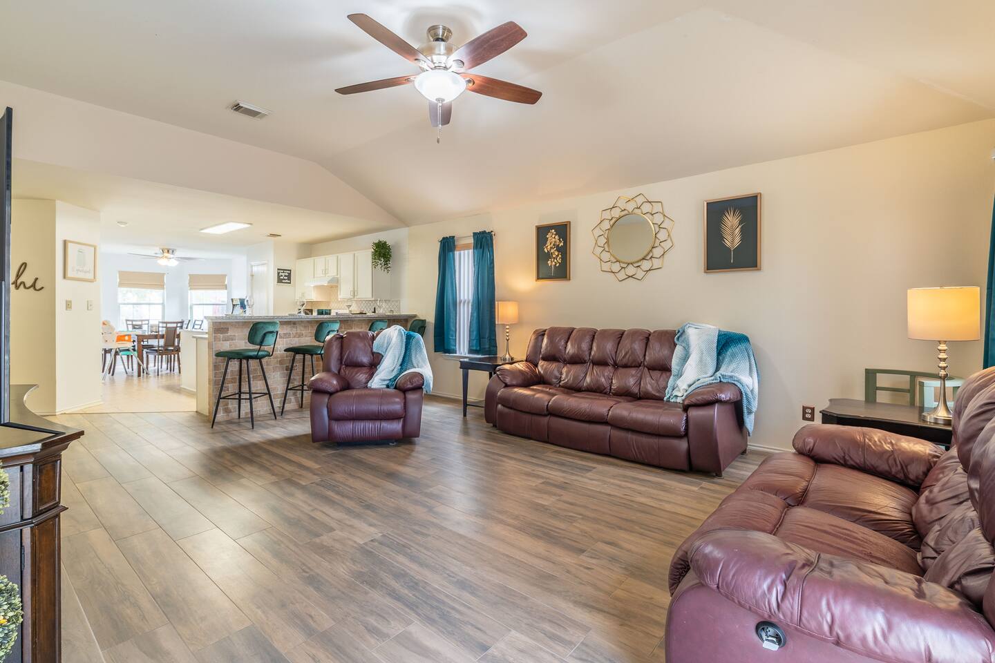 Spacious Bandera Family Fun House with King bed