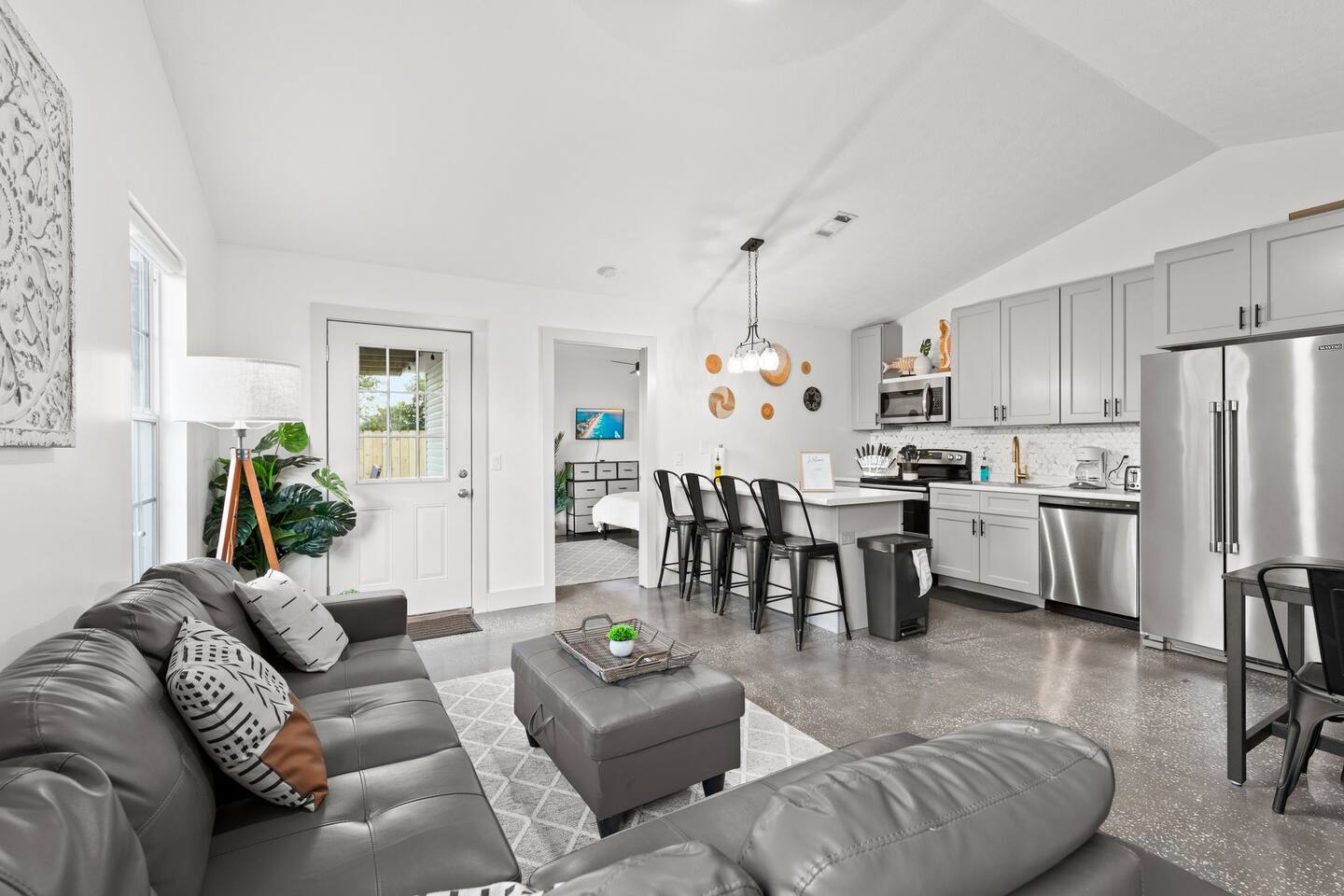 A Sunny Bungalow FOR 8 - WALK TO BEACH w/ KING bed
