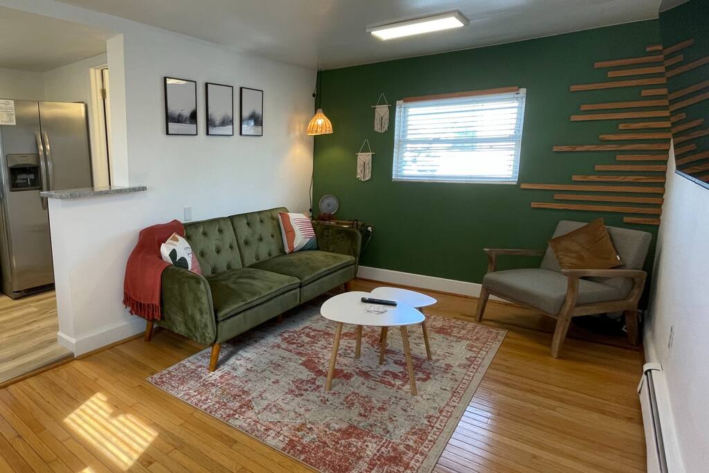 The Overlook- Cozy 2 Bedroom Apt in Great Location