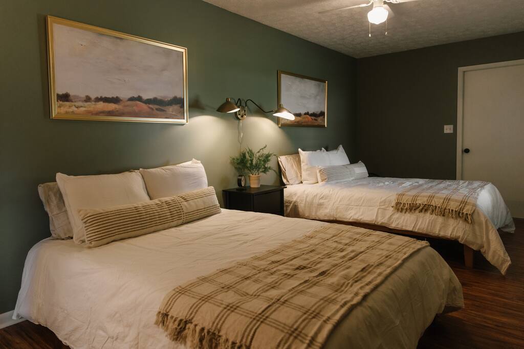 "The Meridian" Modern Stay near Downtown / Airport - Holiday Home