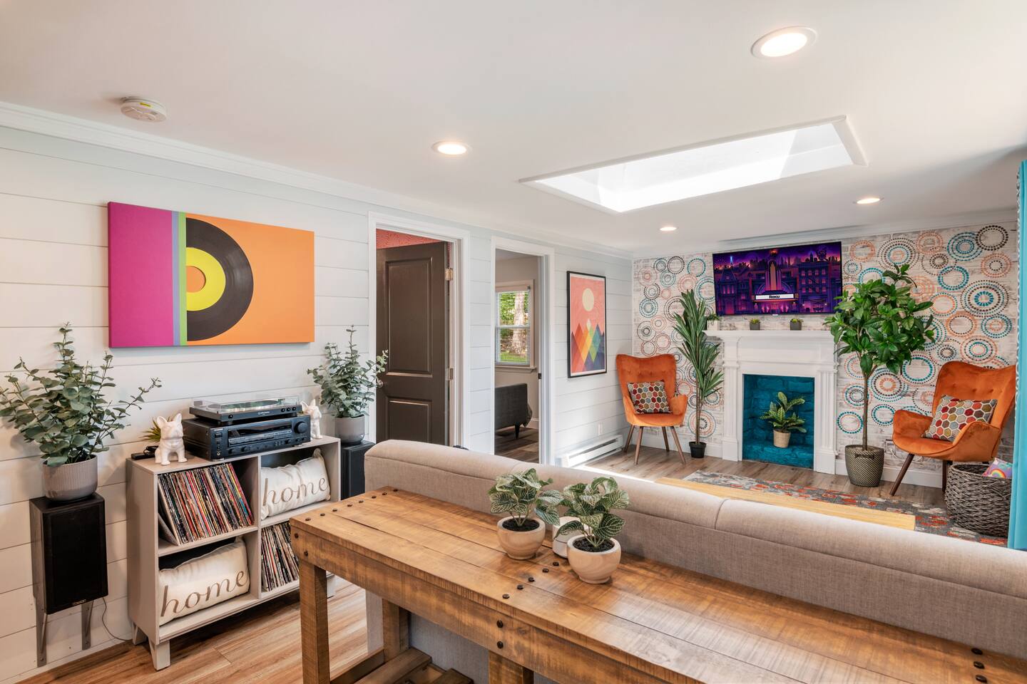 Bright and Charming Single-Family Home at the Lake