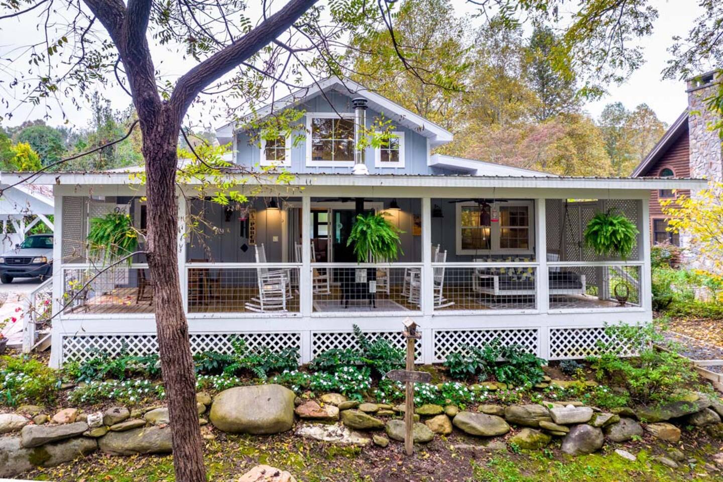 Creekfront Relaxation • Amazing Porch • Hot Tub