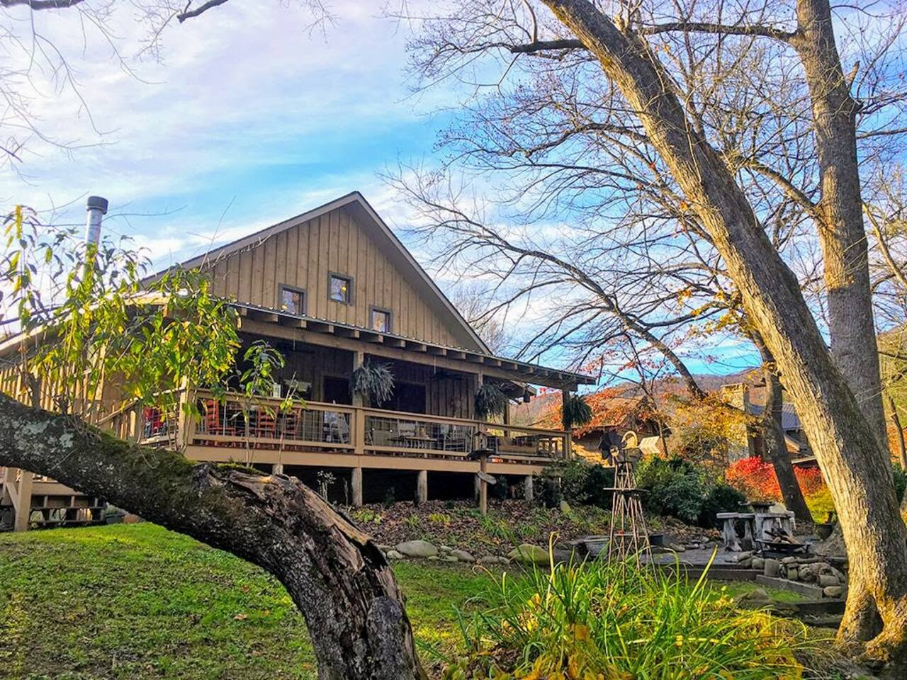 Creekfront Retreat •Near Town •Pool Table •Hot Tub