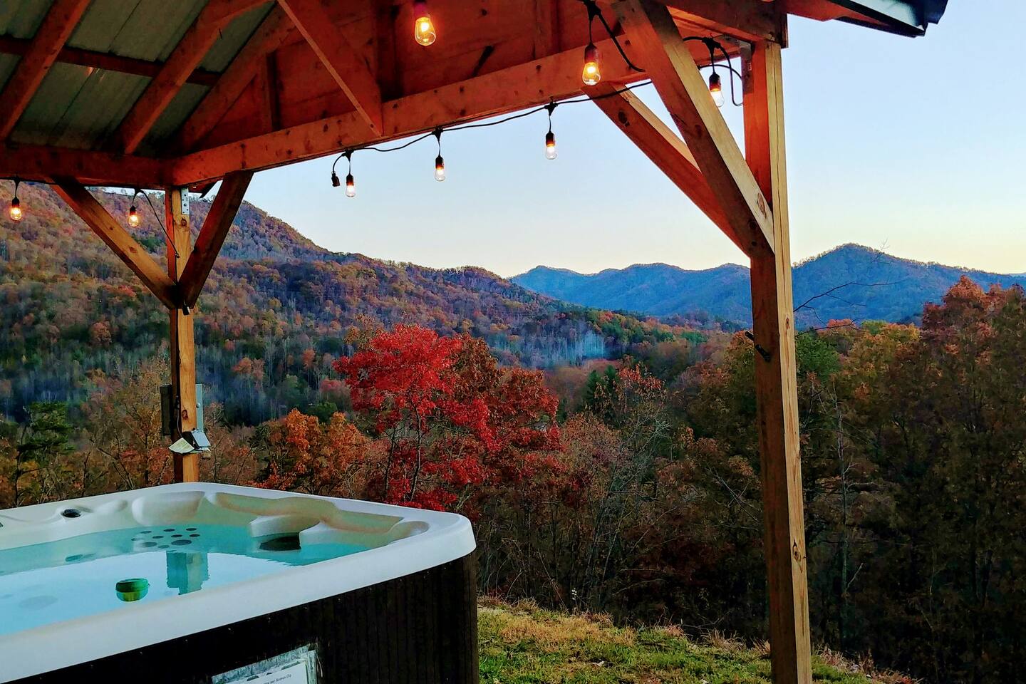 Majestic View | Near Town/Train | FirePit | HotTub