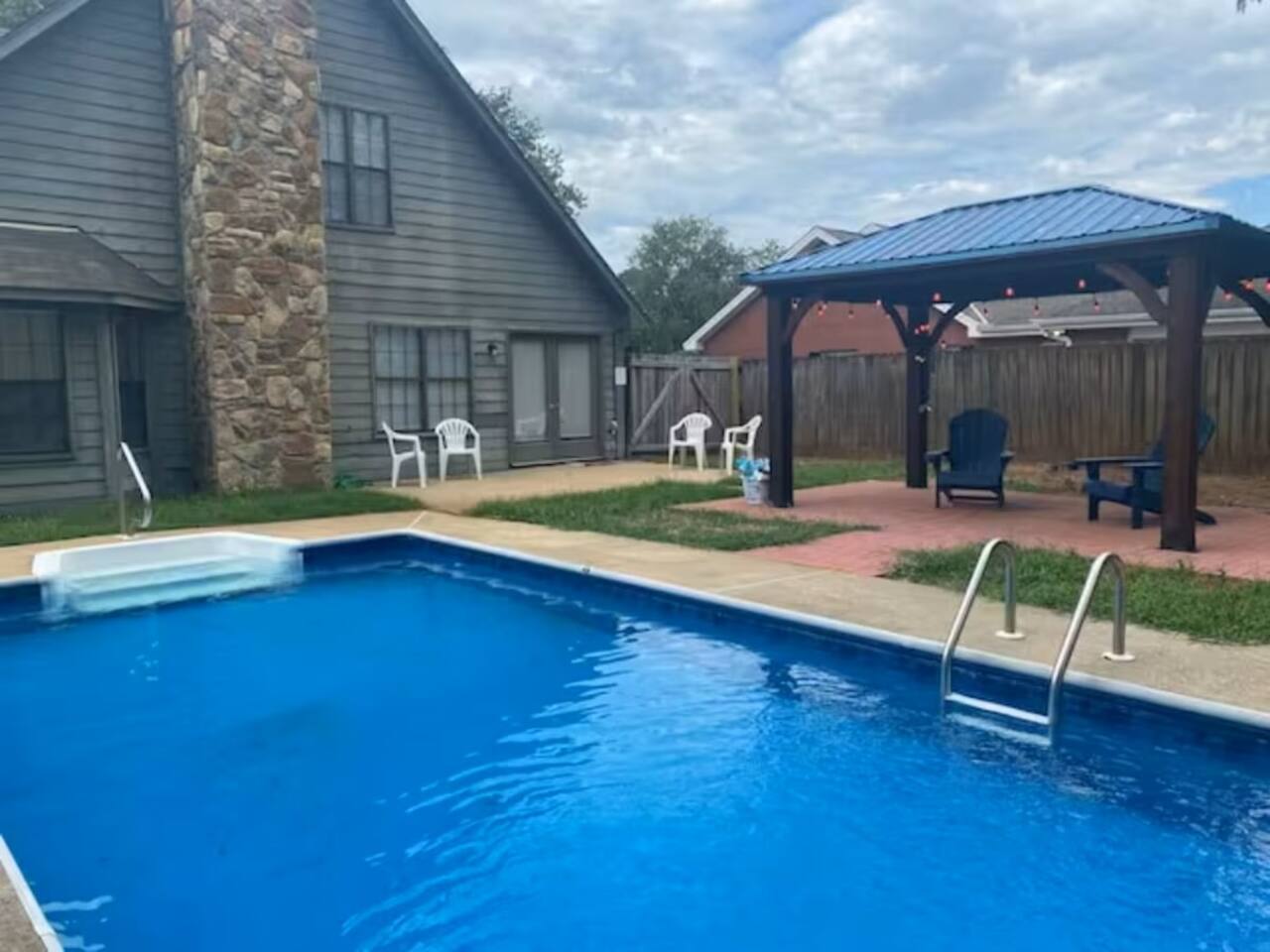 Relaxing Oasis with Pool Gazebo in Family-Friendly Neighborhood